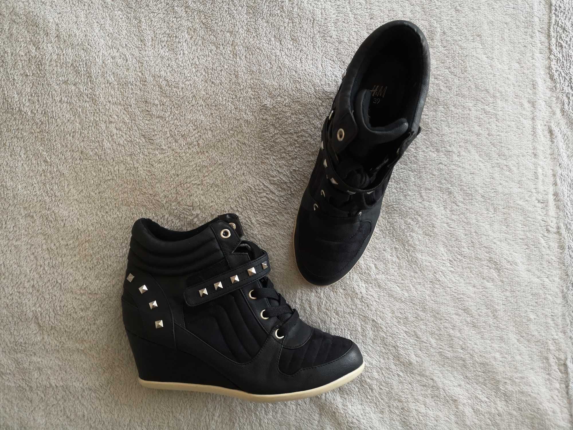 Czarne eleganckie rockowe buty na koturnie botki z ćwiekami H&M 39