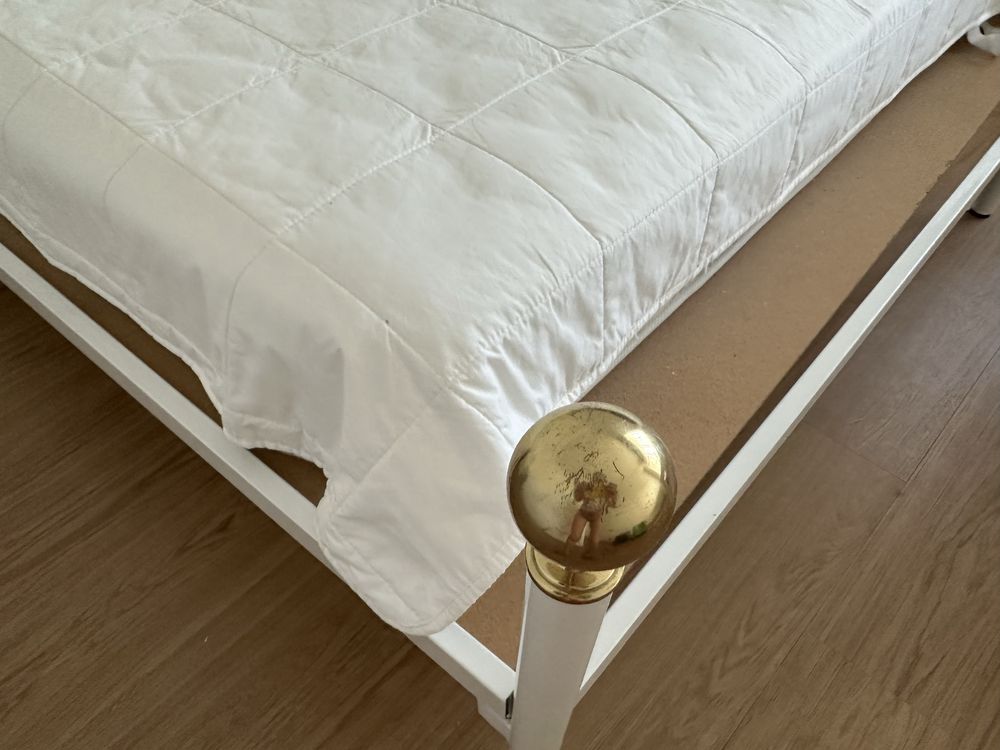 Cama de ferro branca, com estrado, usada