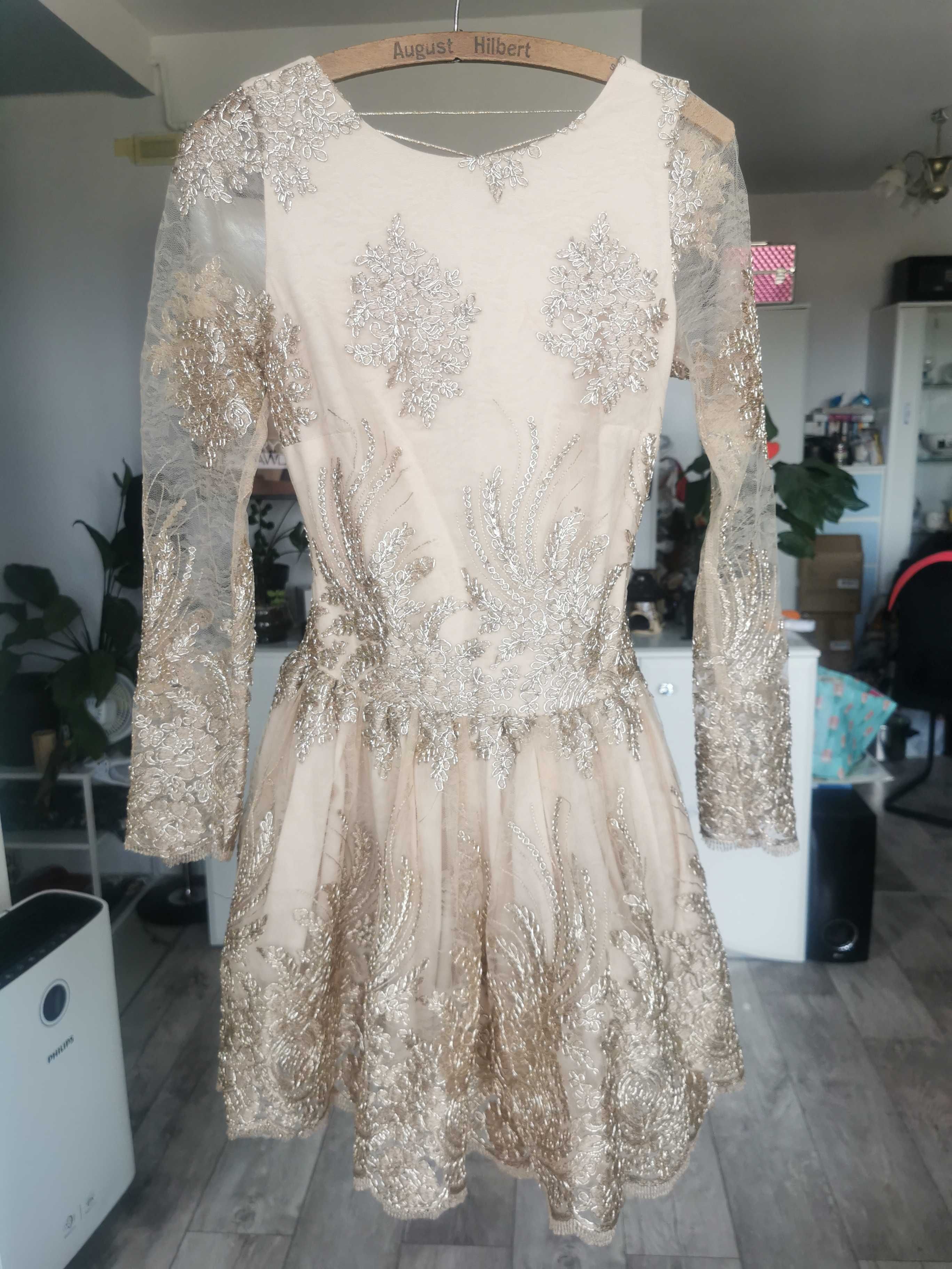Prześliczna złota sukienka firmy Just Unique