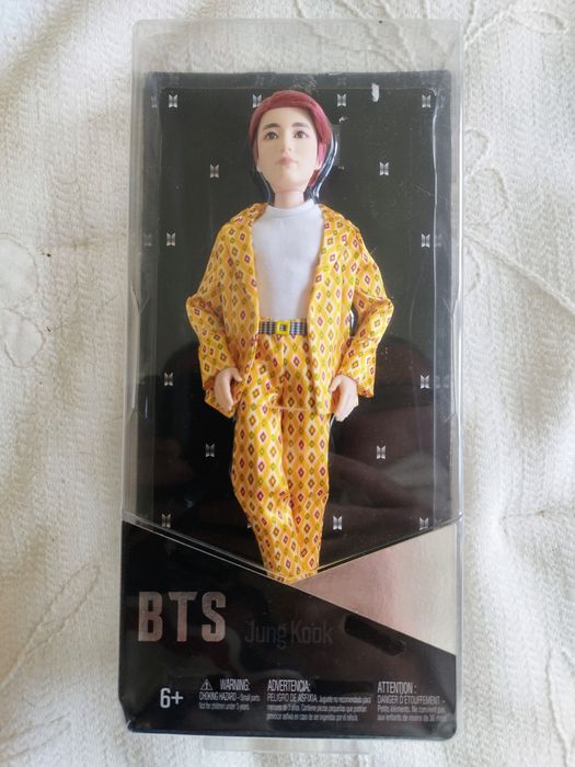 Boneca colecionável da banda BTS, fabricada pela Mattel. Apresenta um