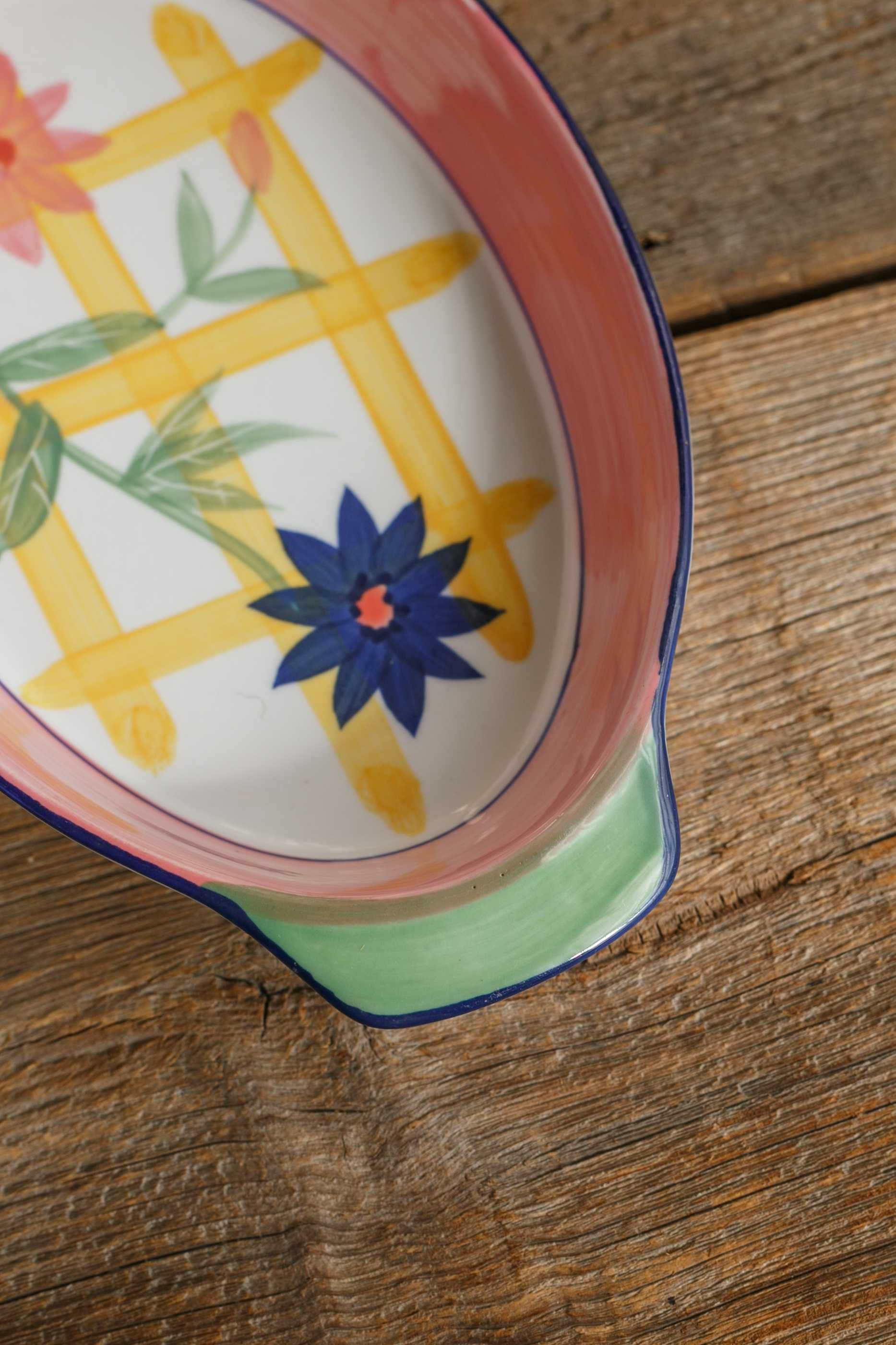 ceramiczne naczynie do zapiekania z malowanym wzorem