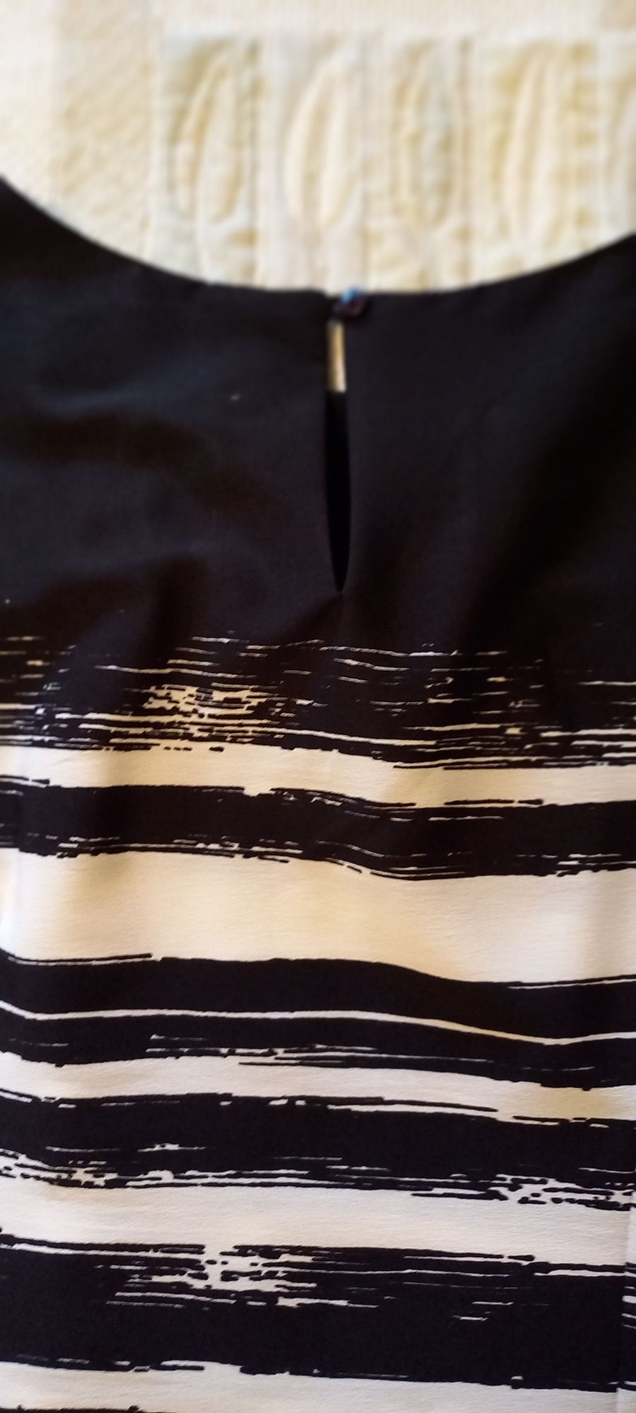 2 Blusas de cavas, 1 sedosa c/ floral e outra preta e branca