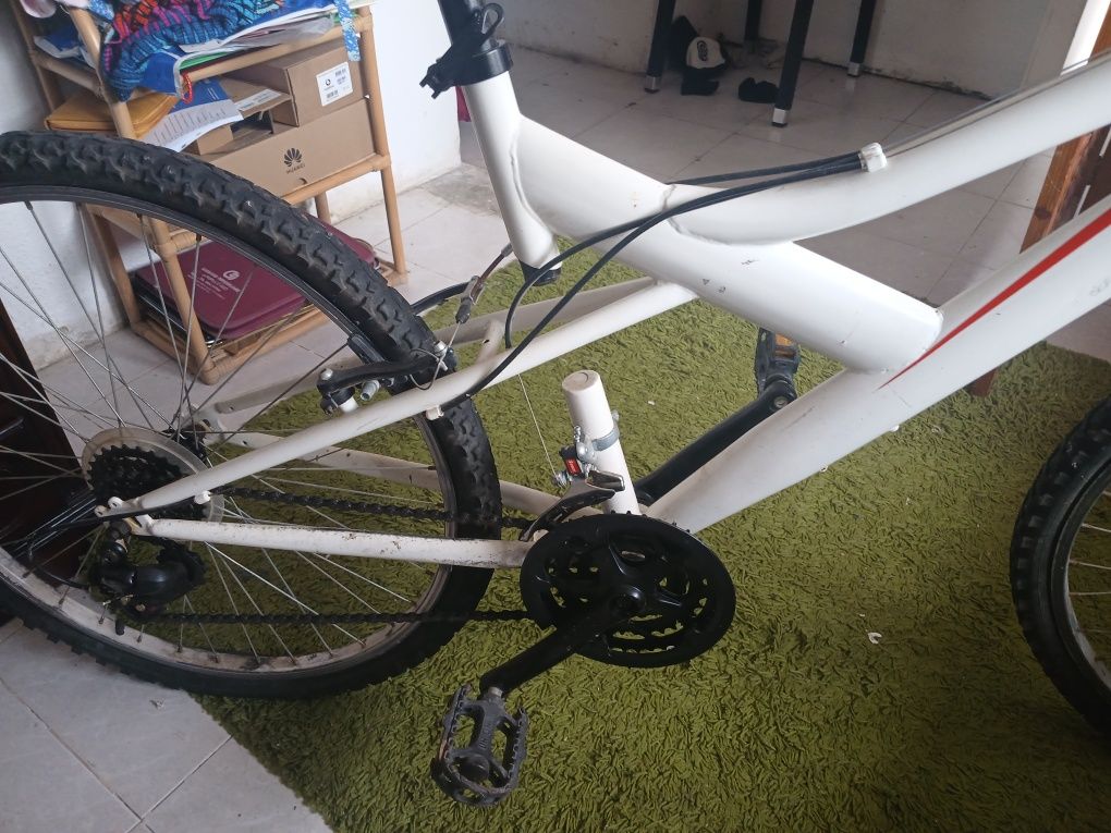 Bicicleta em boas condições usado poucas vezes