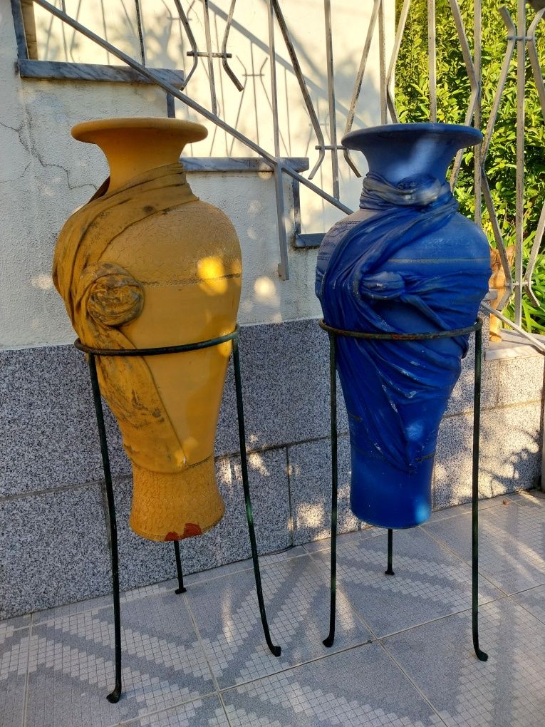 Dois jarrões grande com suporte em ferro | para jardim ou quintal