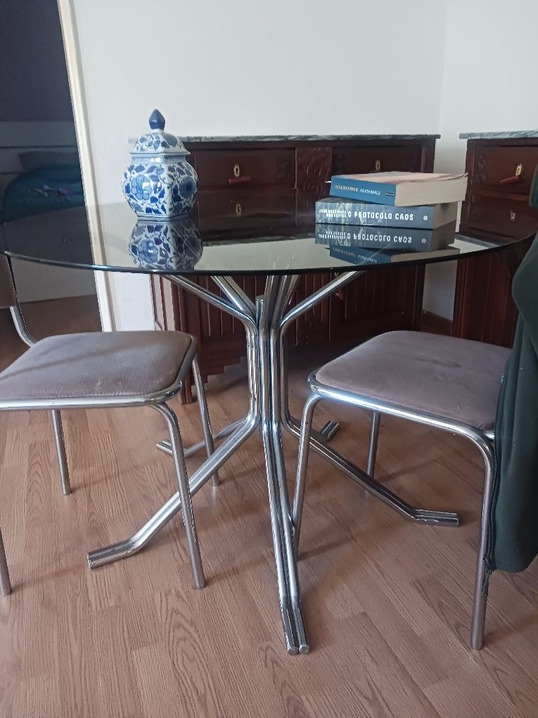 Mesa com tampo de vidro