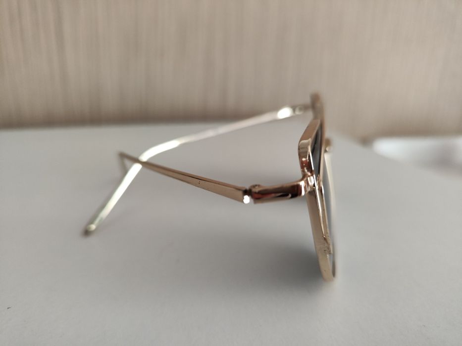 Солнцезащитные очки Bananahall Cat Eye Ауки с золотой оправой черные