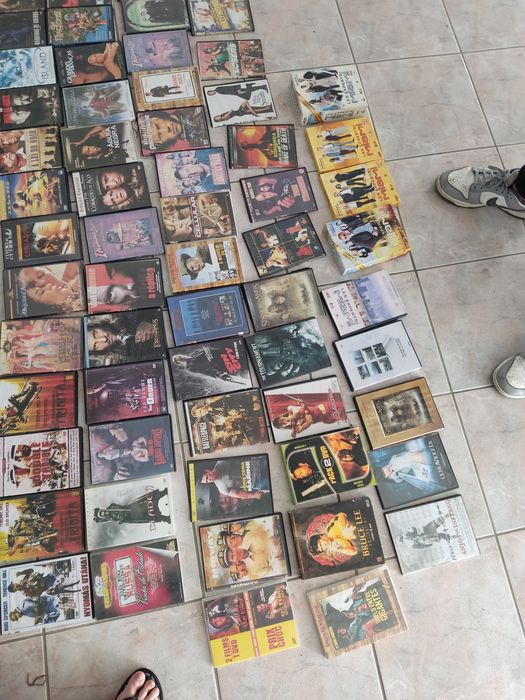 Vendo DVDs de filmes