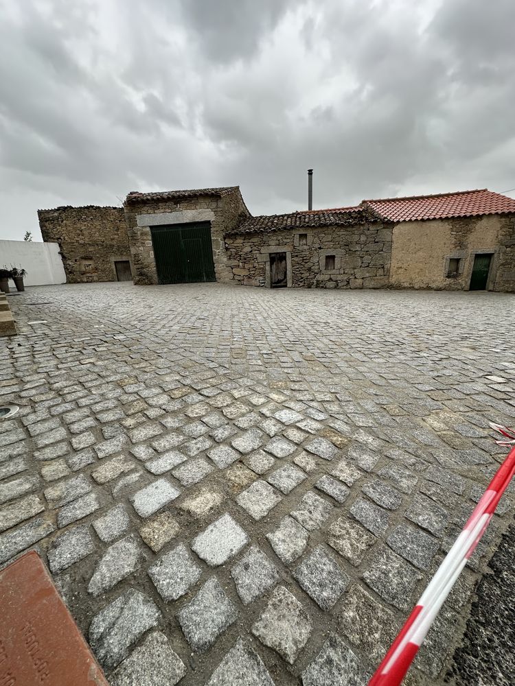 Calçada em paralelos com ou sem junta de cimento, Calçada portuguesa…