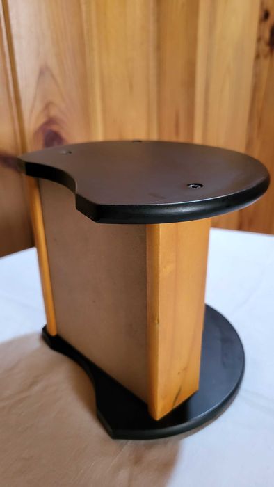 Ładny stabilny drewniany stojak na piloty telewizyjne