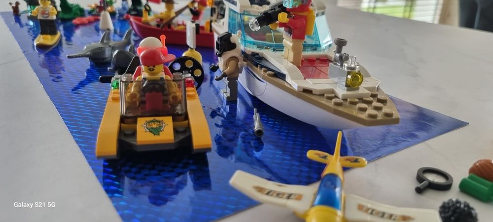Zestaw Lego City gotowy do płynięcia po podwodną przygodę.