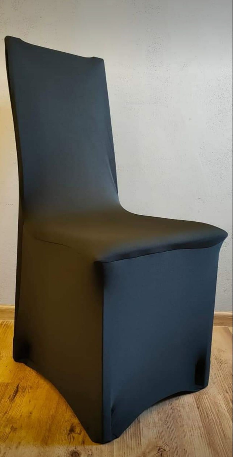 Czarne pokrowce na krzesła