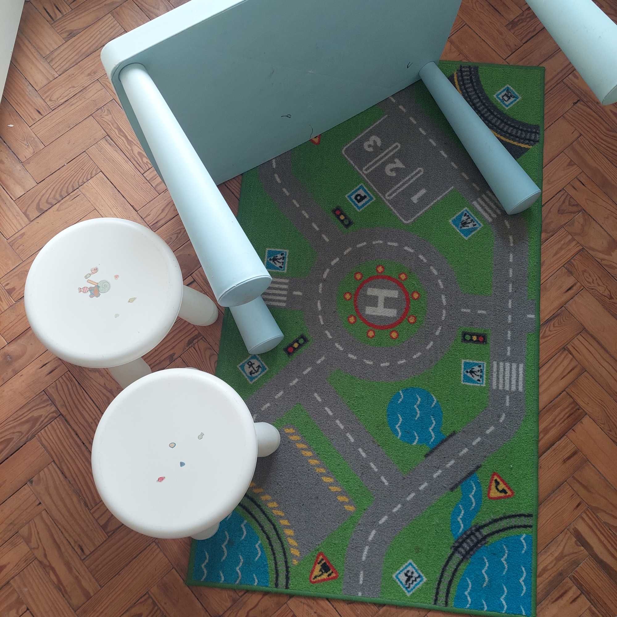 Mesa, bancos e tapete Ikea criança
