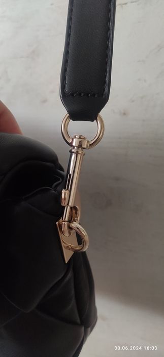 Torebka czarna Guess