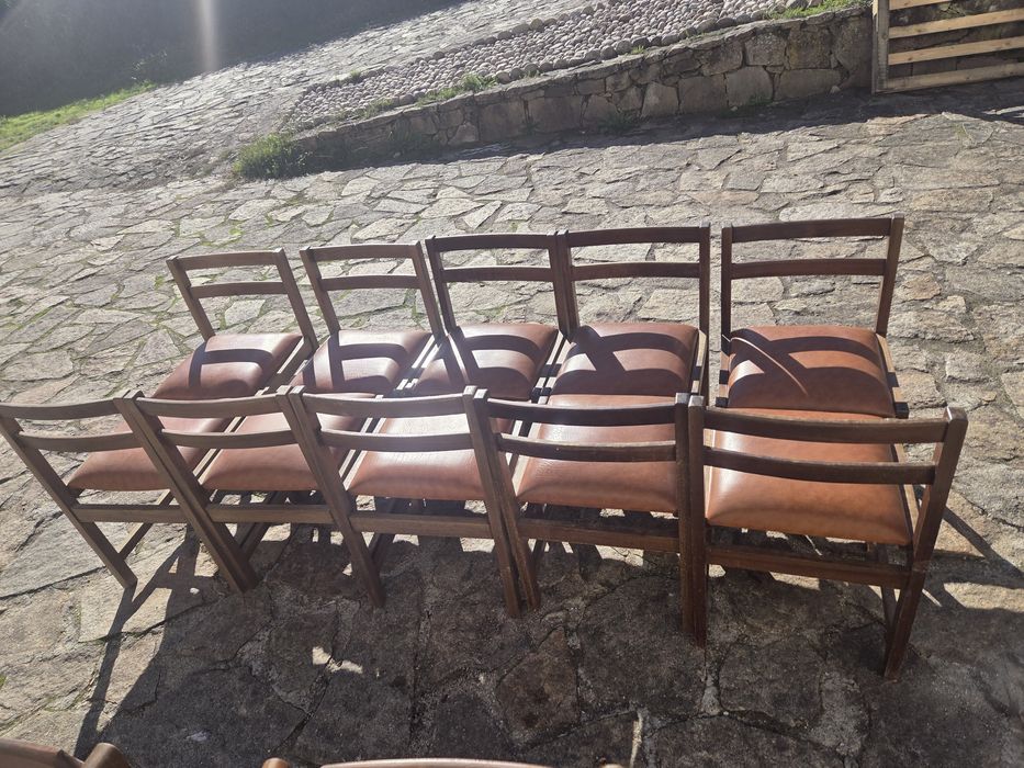 Cadeiras de madeira com acento em pele (10 uni.)