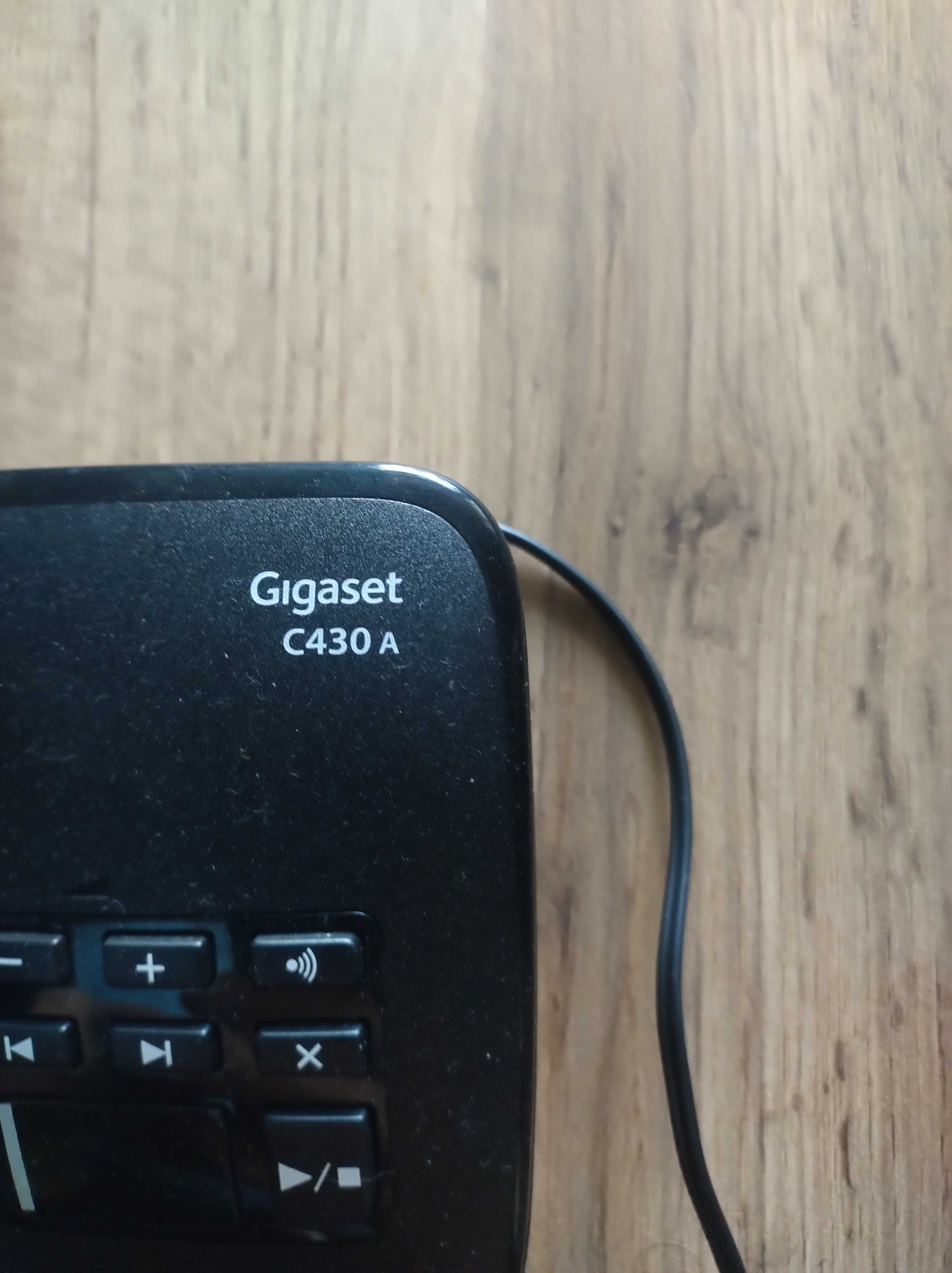 Telefon bezprzewodowy Gigaset z 430A oraz dwie słuchawki z stacjami.