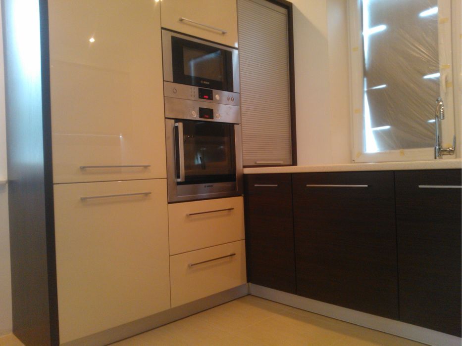 Zabudowa kuchenna beżowo-brązowa