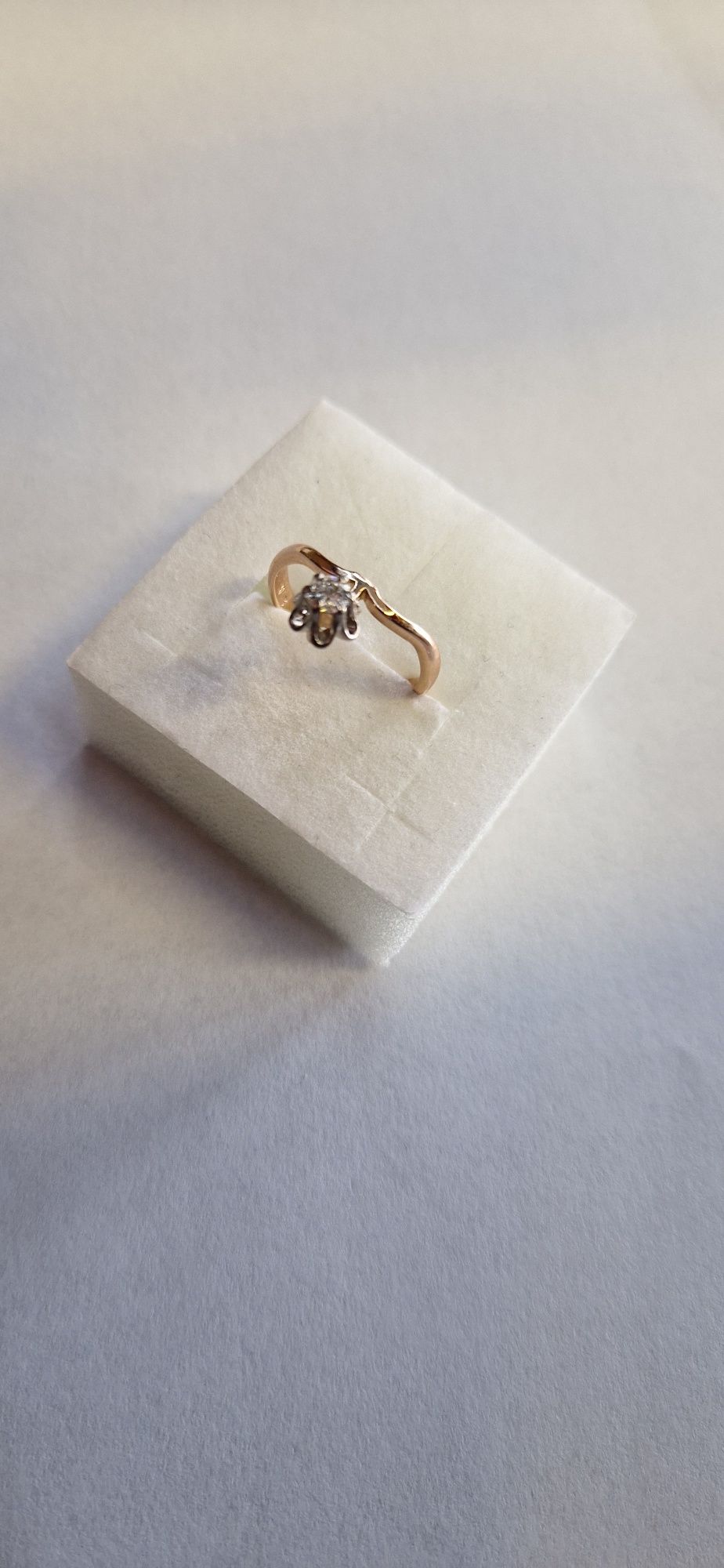 Złoty pierścionek z diamentem próba 585