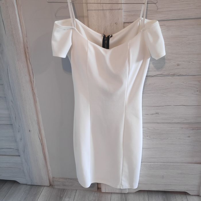 Sukienka pronto moda biala z odkrytymi ramionami na cienkich ramiączka