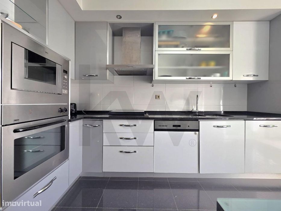 Apartamento T2 com Suíte, Garagem Fechada e Duas Varandas – Serra das