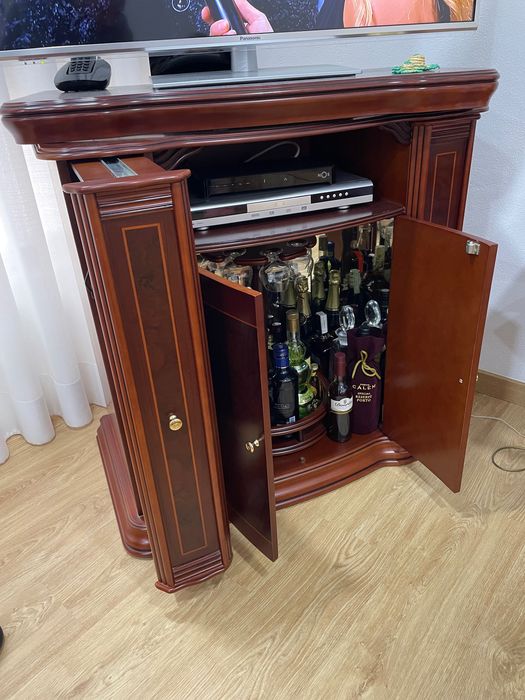 Móvel de tv em madeira maciça em excelente estado.