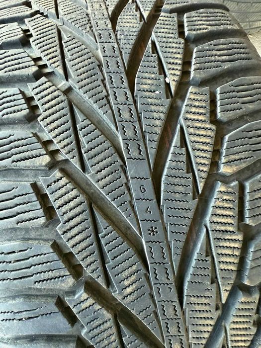Продам зимову гуму Nokian Hakkapeliitta R2 SUV 275/40 R20