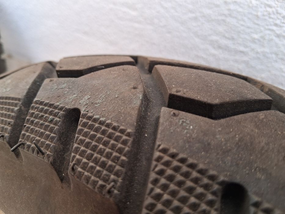 Vendo dois pneus quase novos