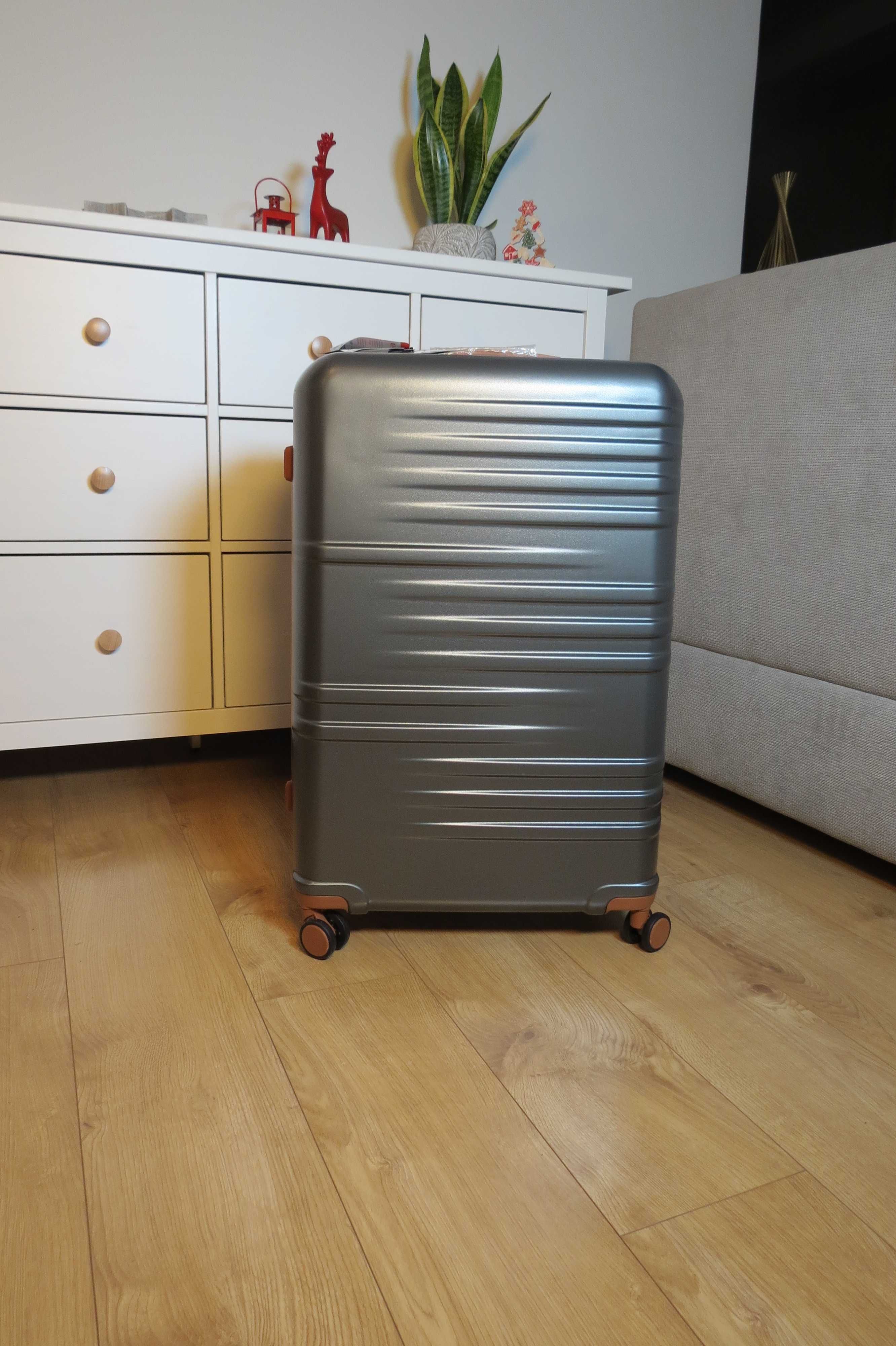 Walizka British Traveller Twarda 74,5cm Srebrna . Bardzo pakowna 91 l