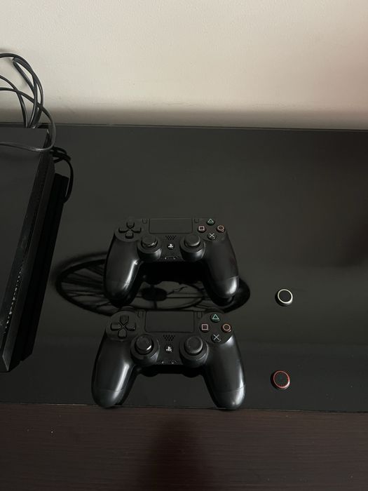 Playstation 4 com 2 comandos