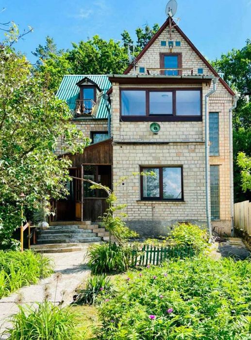 Добротний будинок поруч з озером та дубовим гаєм.Гараж,баня,підвал;газ