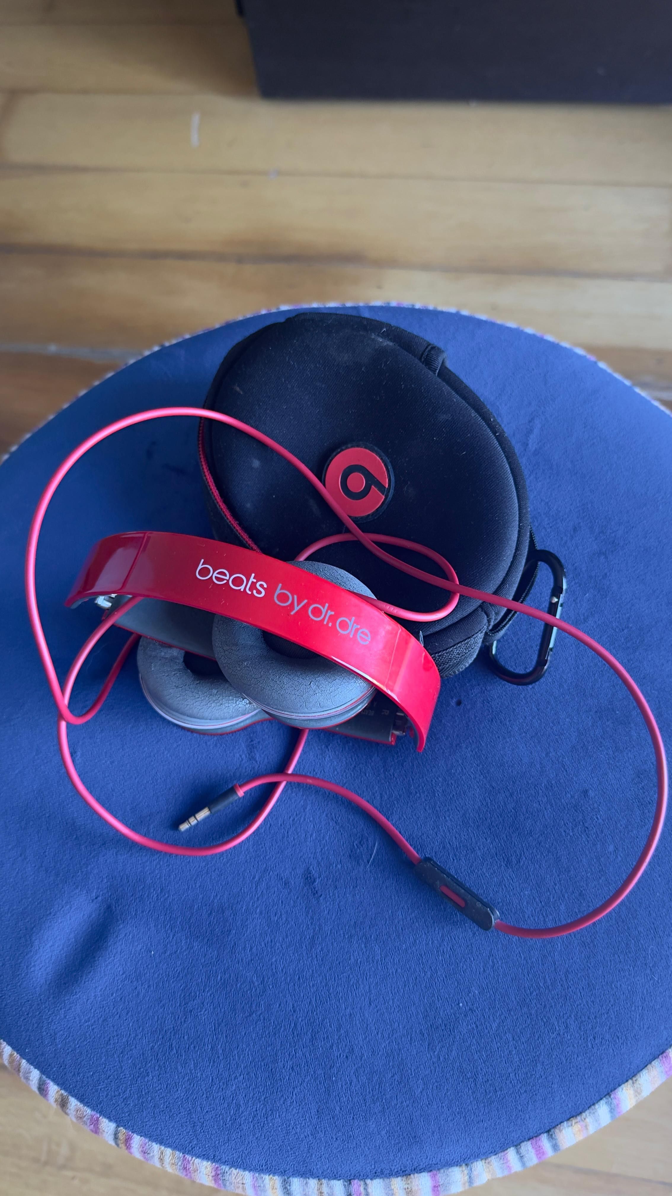 Fones Beats by Dr. Dre vermelhos com fio + estojo