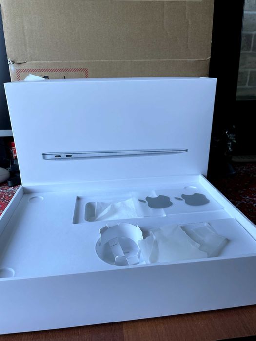 Коробка від MacBook Air M1 2020