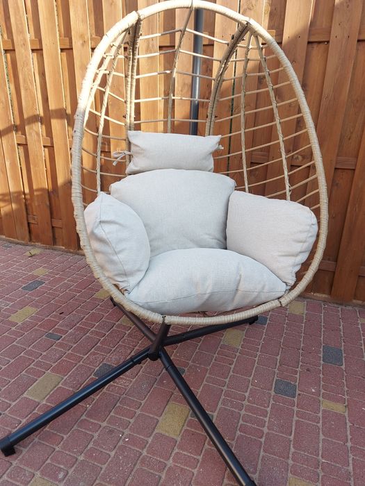 Fotel wiszący na stalowej podstawie z poduszką.