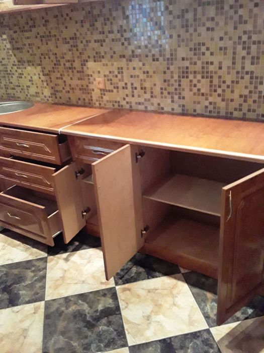 Кухня, кутовий диван, витяжка, газова плита, духова шафа