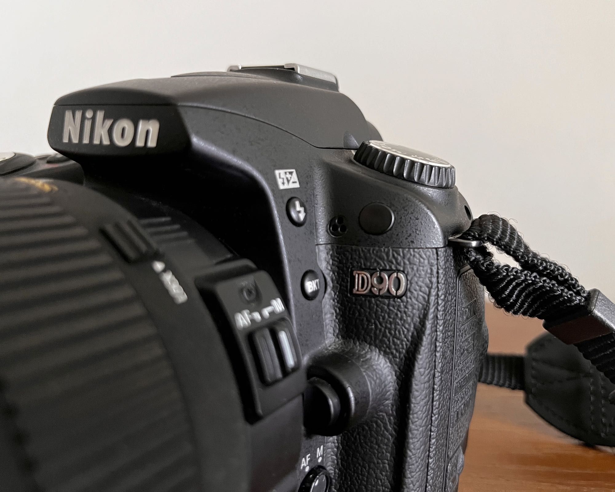 Фотоапарат Nikon D90 + об'єктив, сумка та штатив