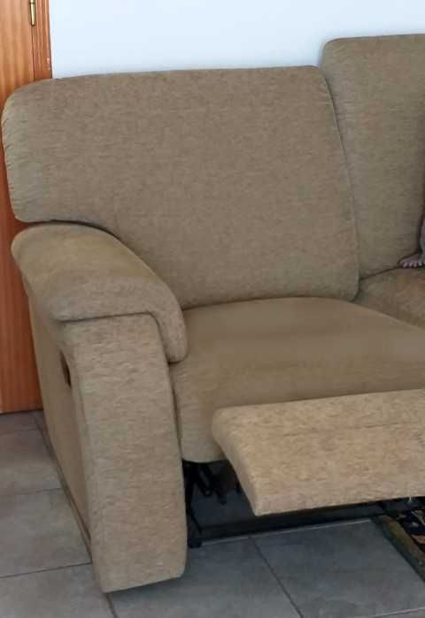 Sofá extensível de dois lugares e 3 almofadas em veludo do Gato Preto