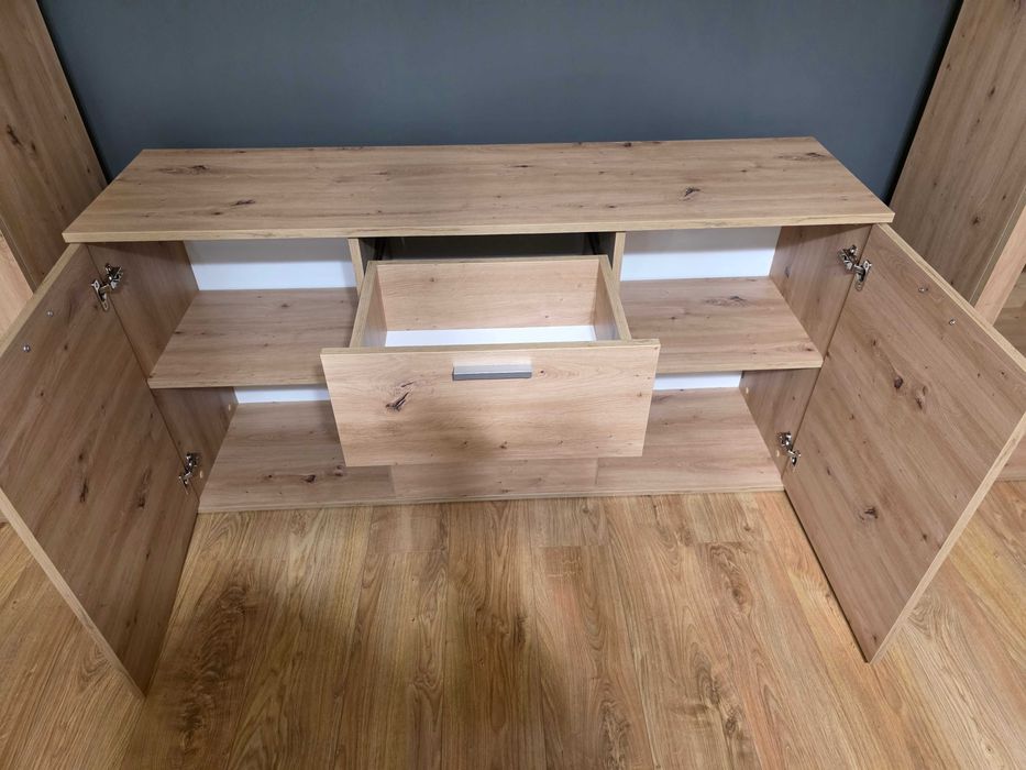 Komplet mebli do salonu komoda, witryny, słupki 7 elementów