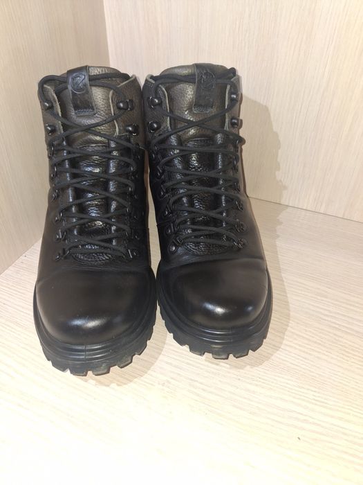 Черевики ECCO tred tray. 43.

Продаю чоловічі черевики ECCO Tred Tray,