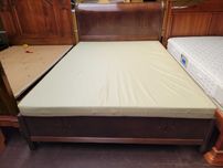 Cama em madeira maciça com estrado e colchão - Bom