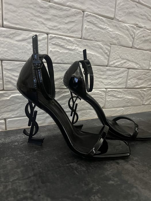 Женская обувь лаковая