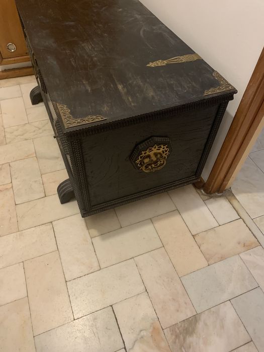 Arca antiga em madeira maciça