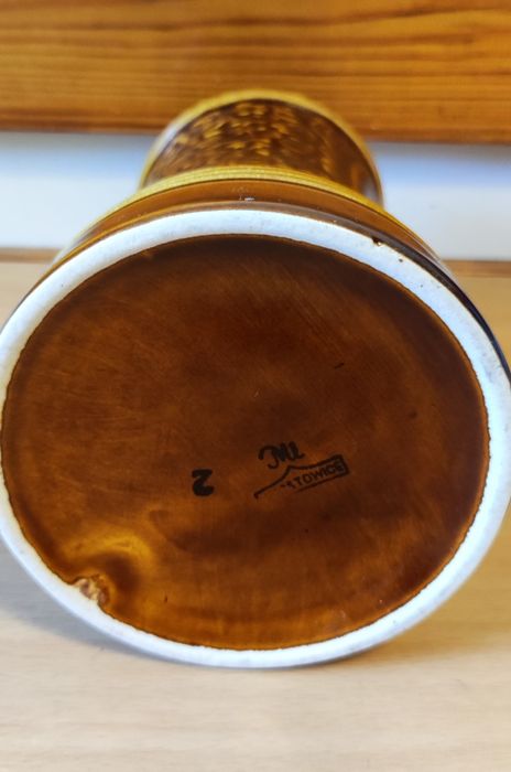 Kufel z zakladu ceramicznego w Mirkstowicach w roślinny deseń.