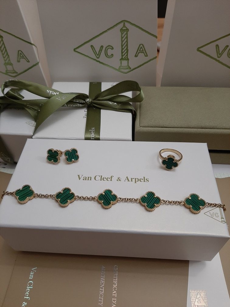 Van CLEEF. Золотое кольцо с малахитом.