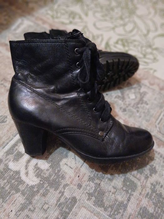 Віддам жіноче осіннє взуття