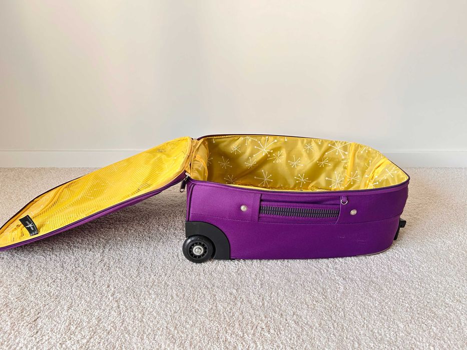 Mala de viagem com rodas lilás