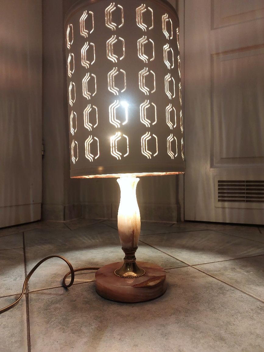Lampka nocna z marmuru z kloszem