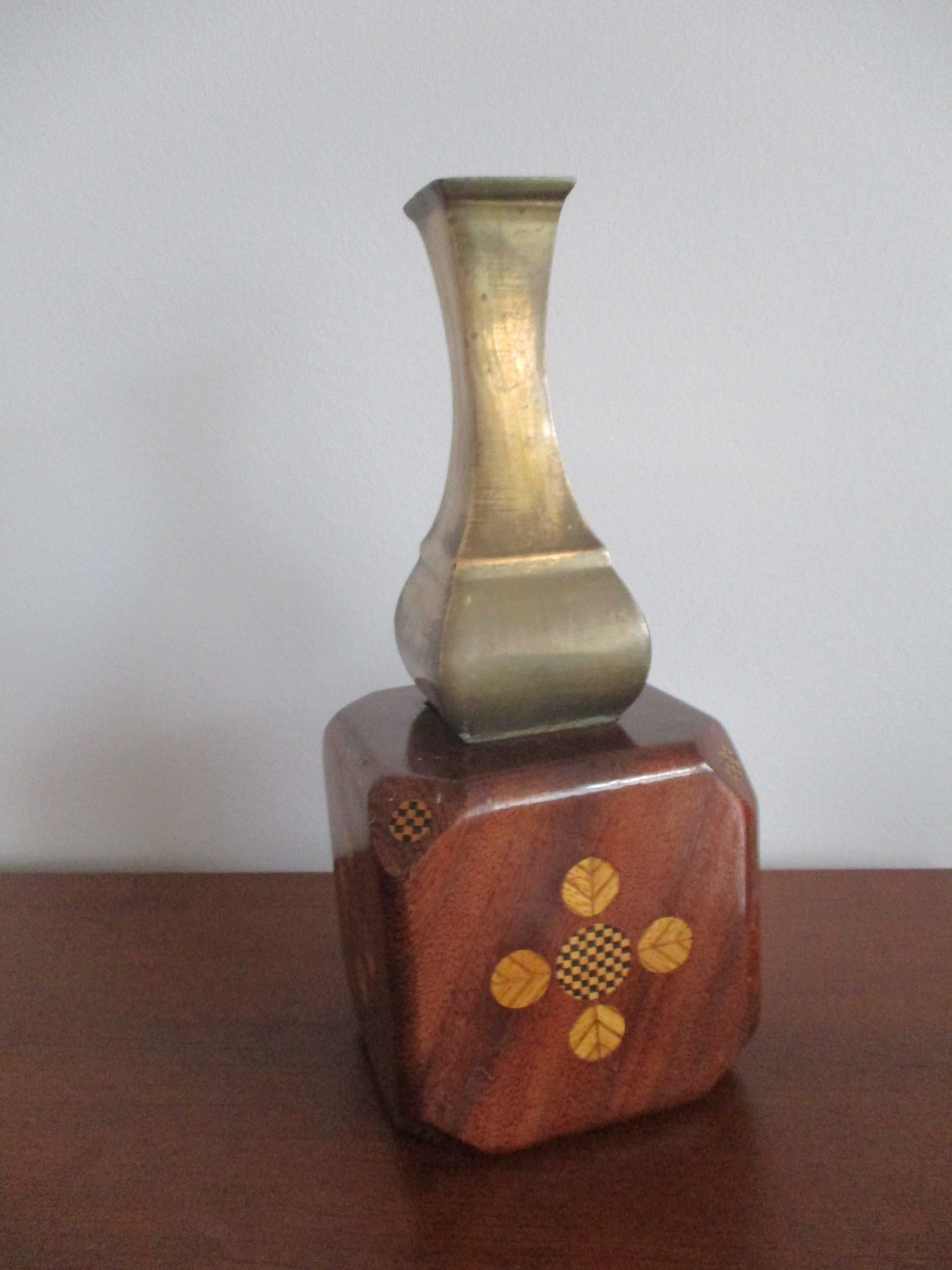 Mosiężny wazon na drewnianej kostce - wys. 24 cm