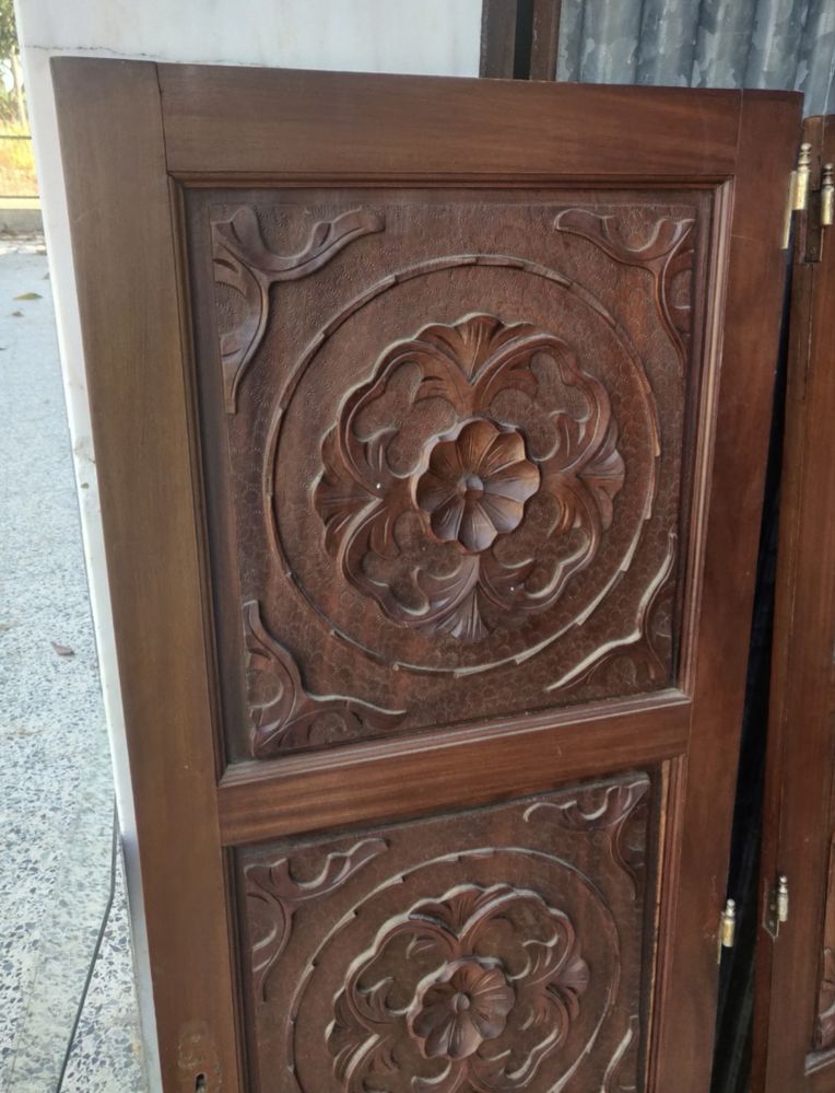 Antigas portas de madeira para decoracāo