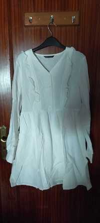 Vestido branco com folhos