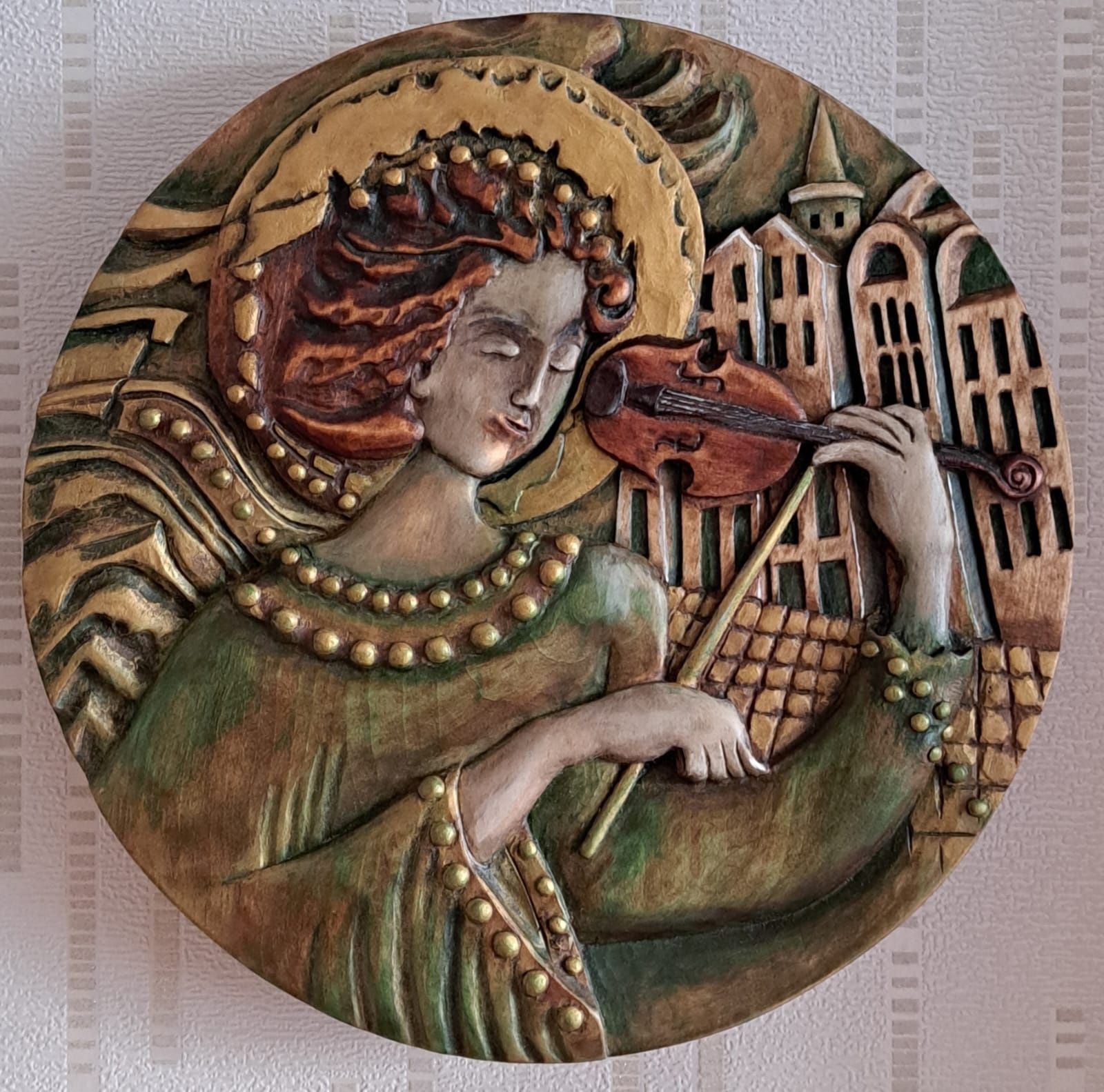 Płaskorzeźba Anioł grający na skrzypcach