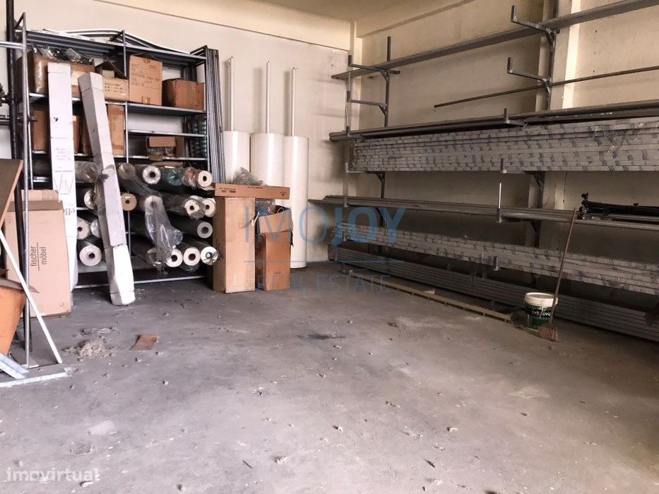 Armazém para Venda em Linda-a-Velha